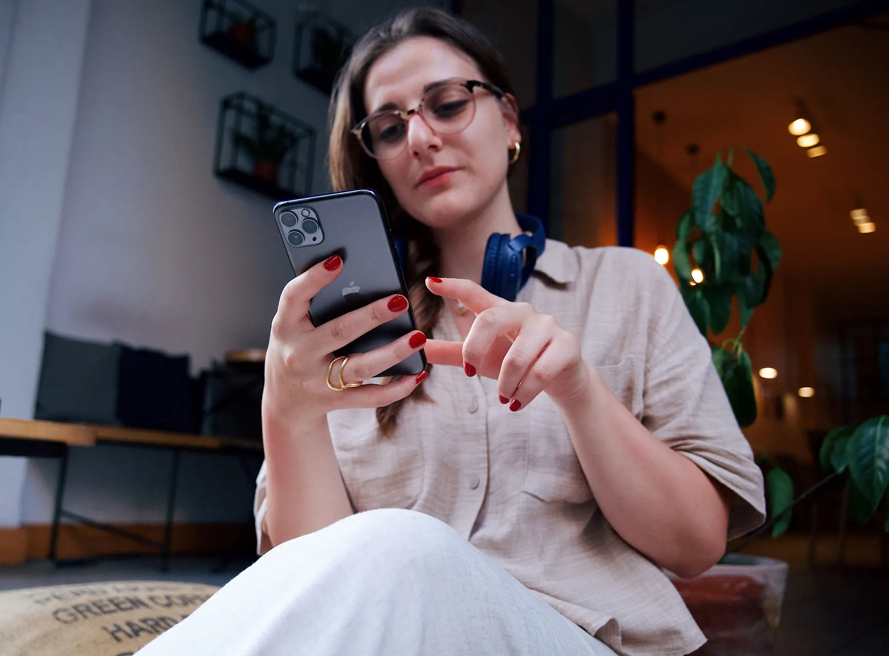 Cliente escolhendo produtos em um catálogo digital e enviando o pedido pelo WhatsApp
