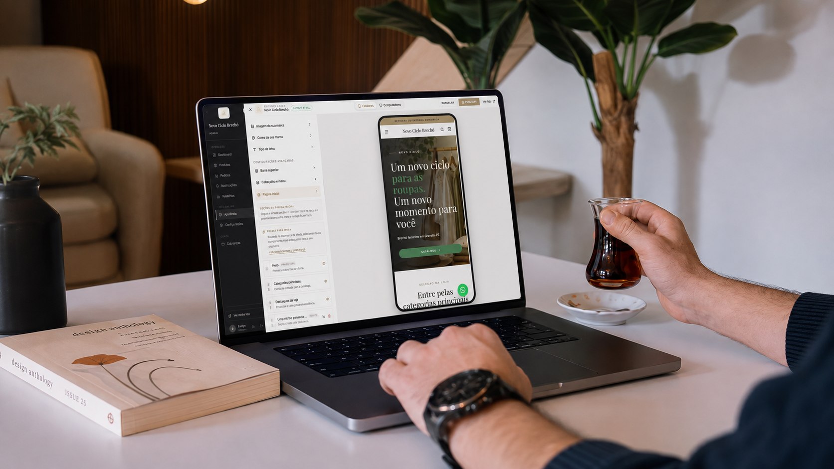 Pessoa editando uma loja digital da ACE no notebook, com preview mobile aberto
