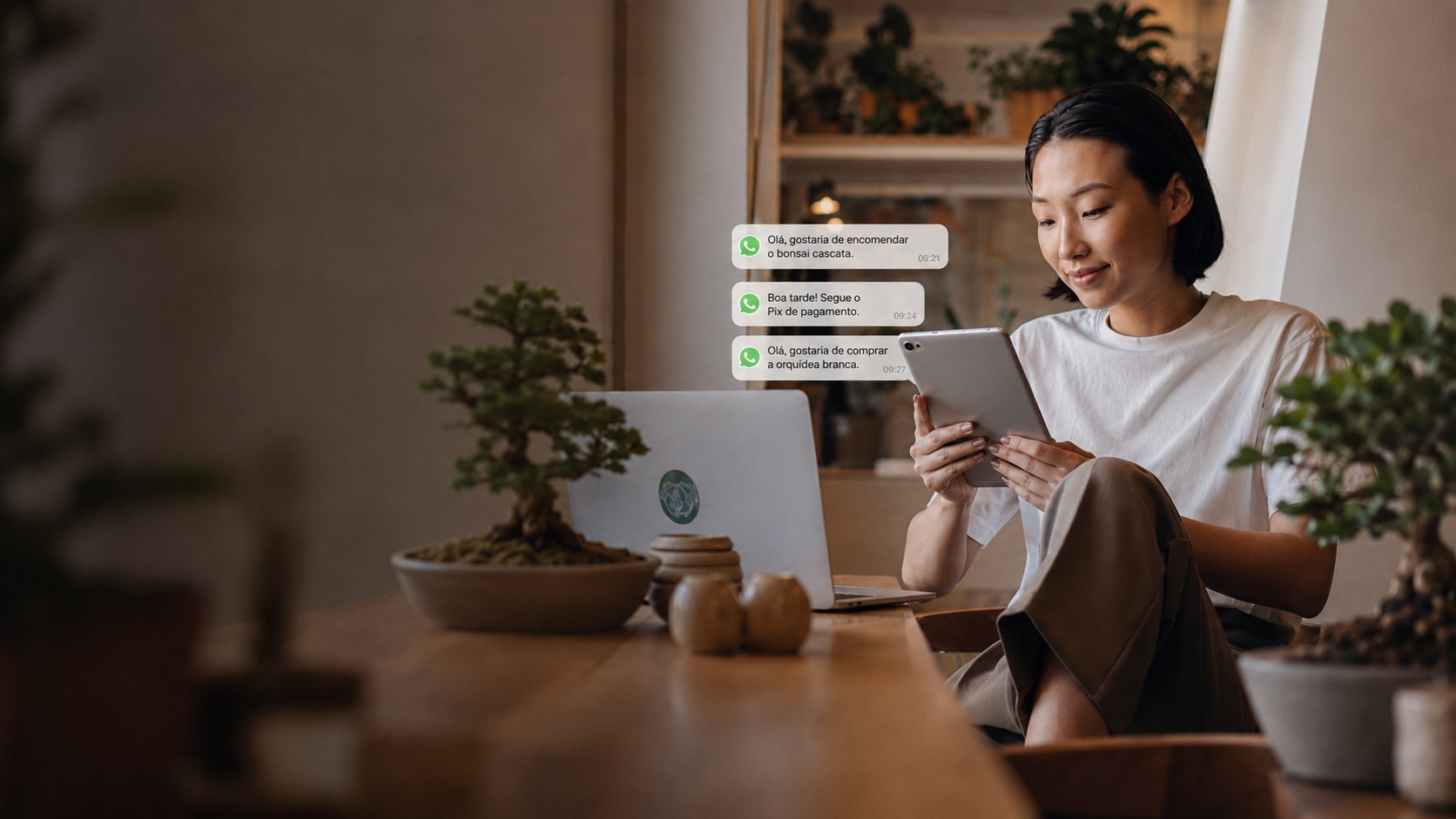 Lojista acompanhando mensagens e pedidos pelo WhatsApp